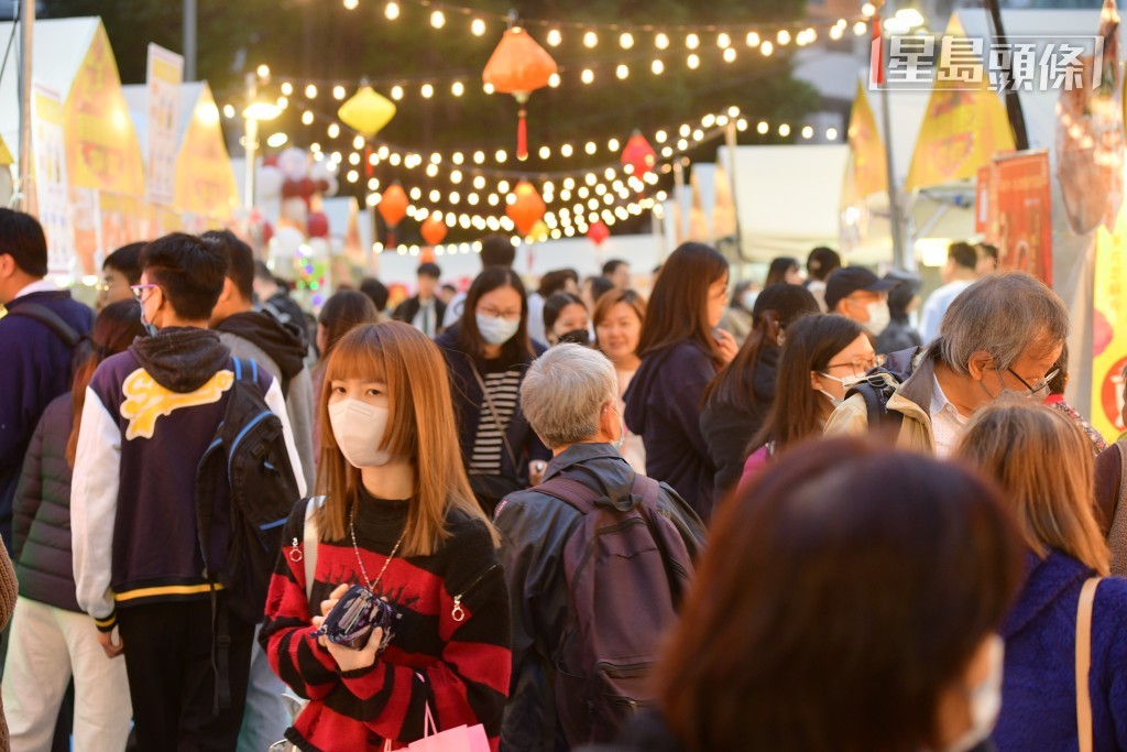 「龍騰觀塘新春夜市」開幕,吸引不少市民到場。歐樂年攝 「龍騰觀塘新春夜市」開幕,吸引不少市民到場。歐樂年攝