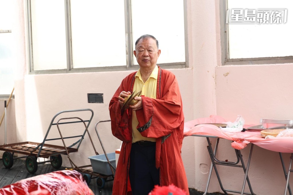 练者父母一如往年,叶楚航找来道长念经。 练者父母一如往年,叶楚航找来道长念经。