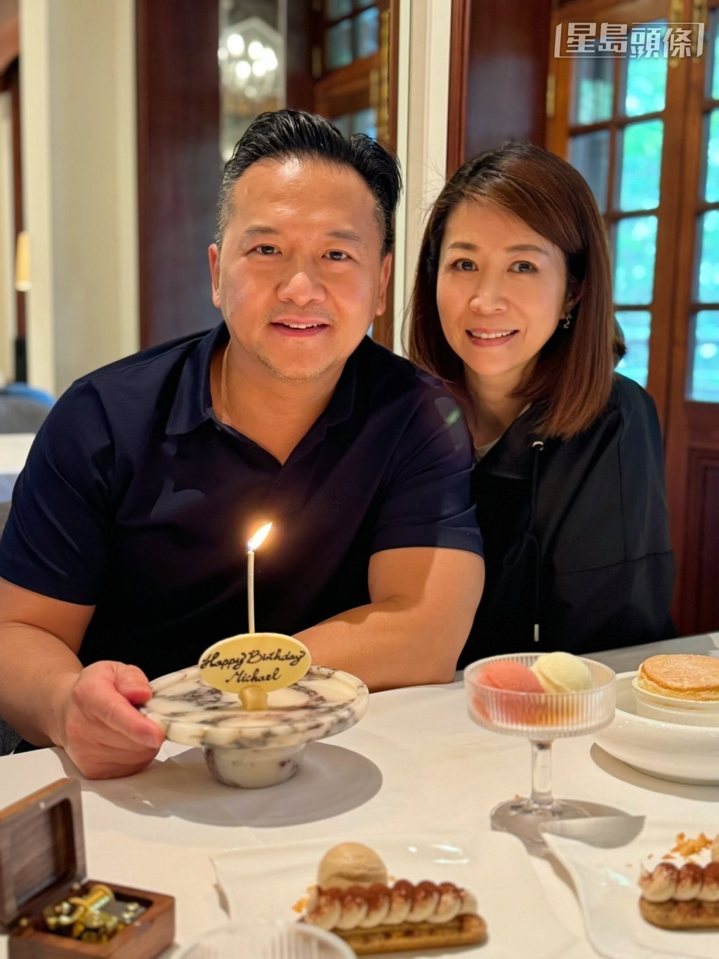 「非凡豪杰」及「财富非凡」马主袁志坚(Michael Yuen) (左) 于本月份生日。 「非凡豪杰」及「财富非凡」马主袁志坚(Michael Yuen) (左) 于本月份生日。