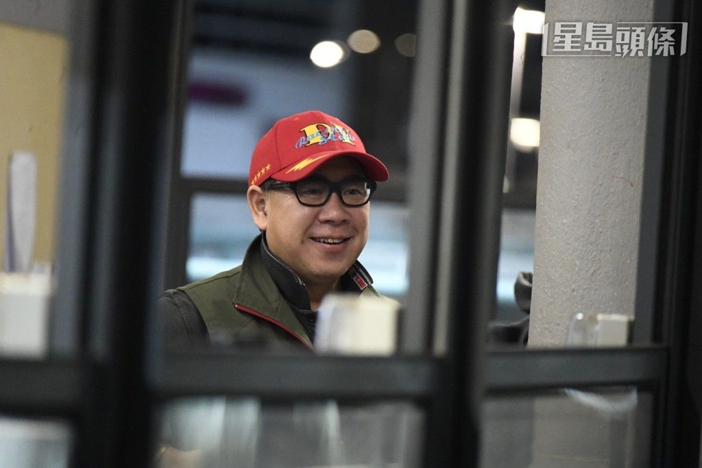 叶楚航 (图) 今朝走落隧道接 「陆小凤」,听取鞍上人潘顿汇报操后感。 叶楚航 (图) 今朝走落隧道接 「陆小凤」,听取鞍上人潘顿汇报操后感。