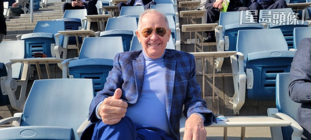 早前大摩 (圖) 入馬場欣賞賽事，並向本報記者透露，他和數位好朋友組織再創新高賽馬團體，將會有新馬抵港。