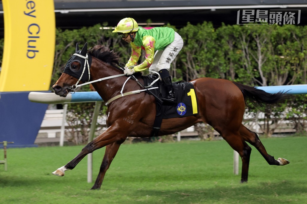 鍾易禮憑「勝萬金」贏得他在港的第100場頭馬。 鍾易禮憑「勝萬金」贏得他在港的第100場頭馬。