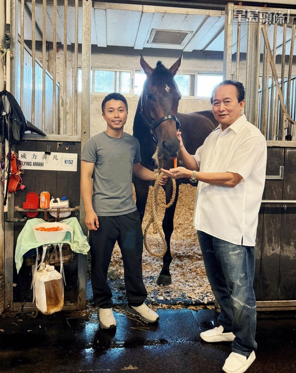 曾炳威 (右) 日前和潘明辉 (左) 前往贺贤马房，探望「威力非凡」。