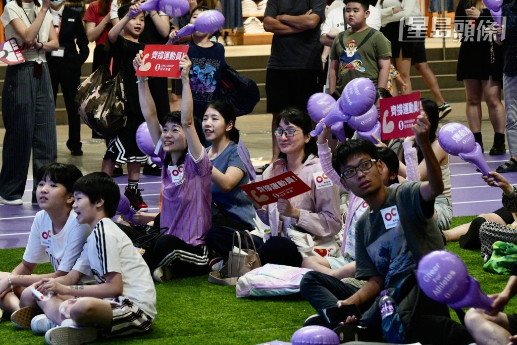 大批市民手持卡牌全力支持港隊。歐樂年攝