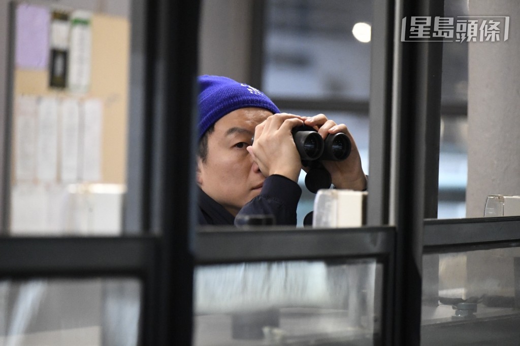 姚廄副練Eric姚浩豐一早到場督操，他穿梭馬房、機坪、烽火台等地，代父打點各駒操練，非常勤力。