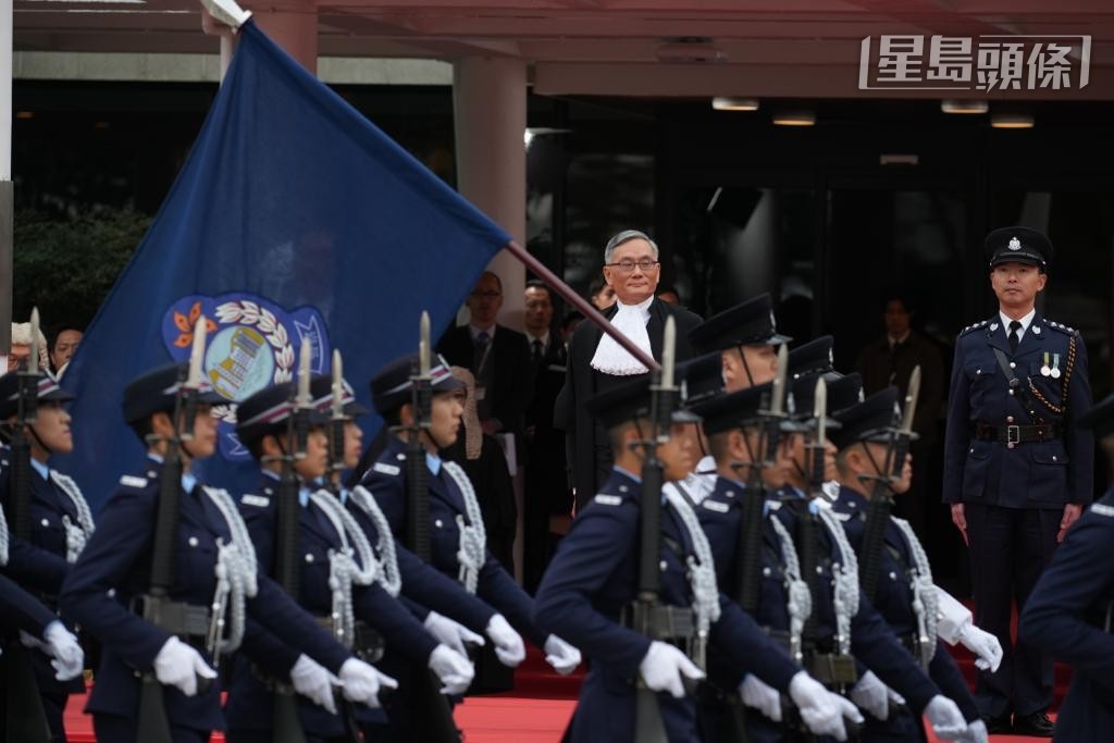 張舉能在愛丁堡廣場檢閱香港警察儀仗隊。劉駿軒攝 張舉能在愛丁堡廣場檢閱香港警察儀仗隊。劉駿軒攝