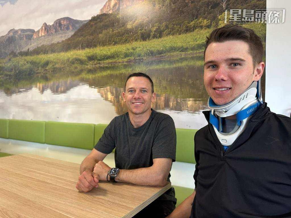 Tom (右) 獲得其父柏寶 (左) 等家人和好朋友的支持，現時以樂觀積極的態度面對未來挑戰。