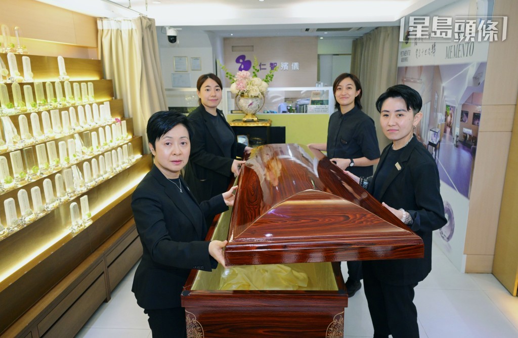 馬小姐（左前）稱，現時公司共有18位員工，其中10位均為女性。