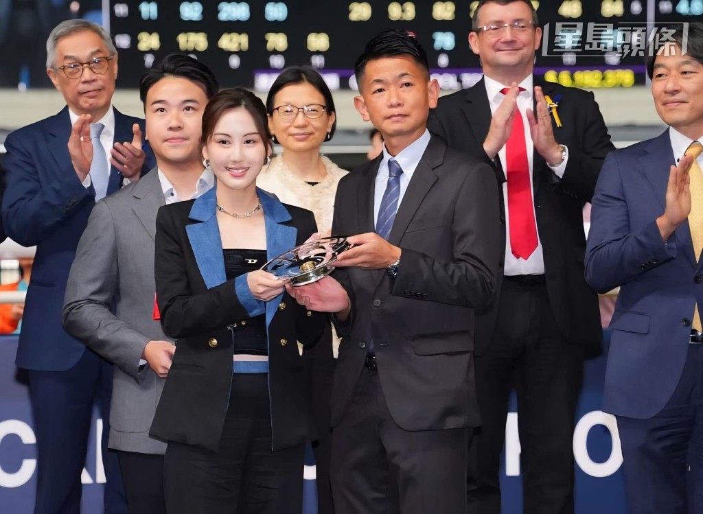 如果兩駒均順利取勝，袁幸堯為靚女馬主鄧仿淇 (左) 建功，大家一起在凱旋門拉頭馬，相信可成馬圈一時佳話。