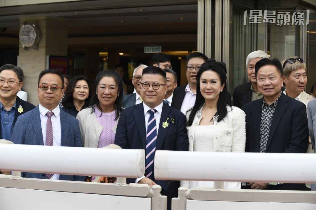 林建康 (中) 是沪港社团总会会长，是爱国爱港人士。