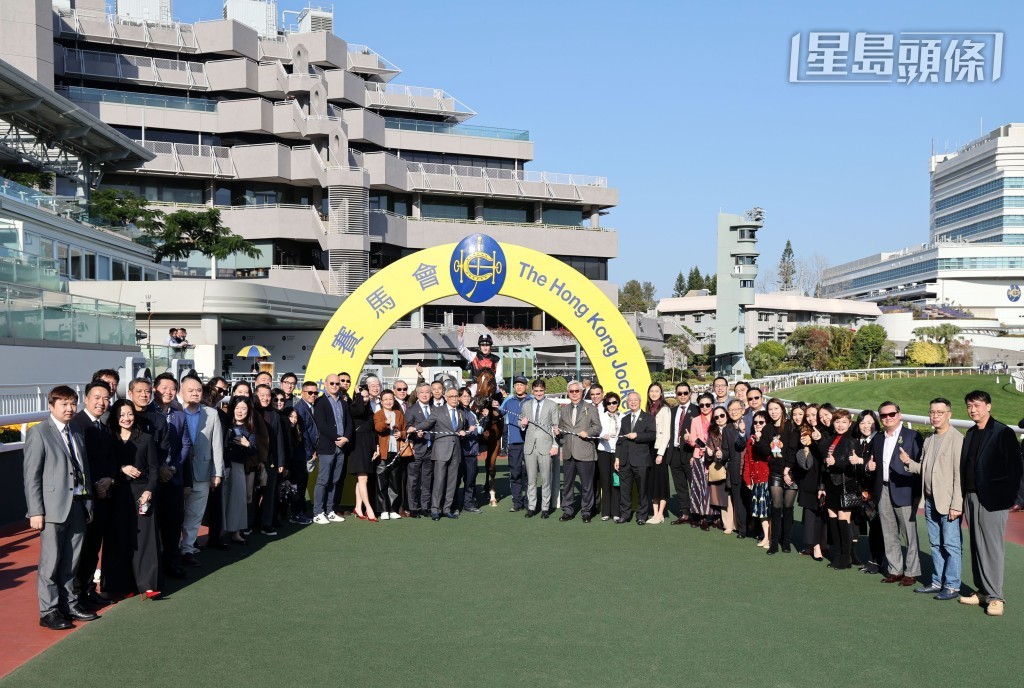 竞骏会成员在凯旋门庆祝「竞骏皇者」在竞骏会杯赛马日的红梅谷让赛中取得之胜利。