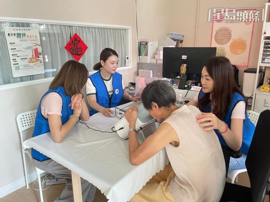 日前香港愛馬女仕會前往彩盈邨,與梁思韻區議員辦事處合作,為68歲以上長者提供眼睛健康篩查服務。相片來源:「香港愛馬女仕協會」Facebook 日前香港愛馬女仕會前往彩盈邨,與梁思韻區議員辦事處合作,為68歲以上長者提供眼睛健康篩查服務。相片來源:「香港愛馬女仕協會」Facebook
