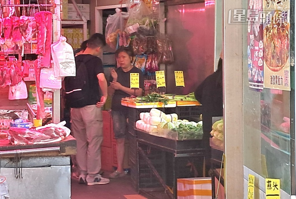 重案組探員到附近店舖搜集資料。 重案組探員到附近店舖搜集資料。