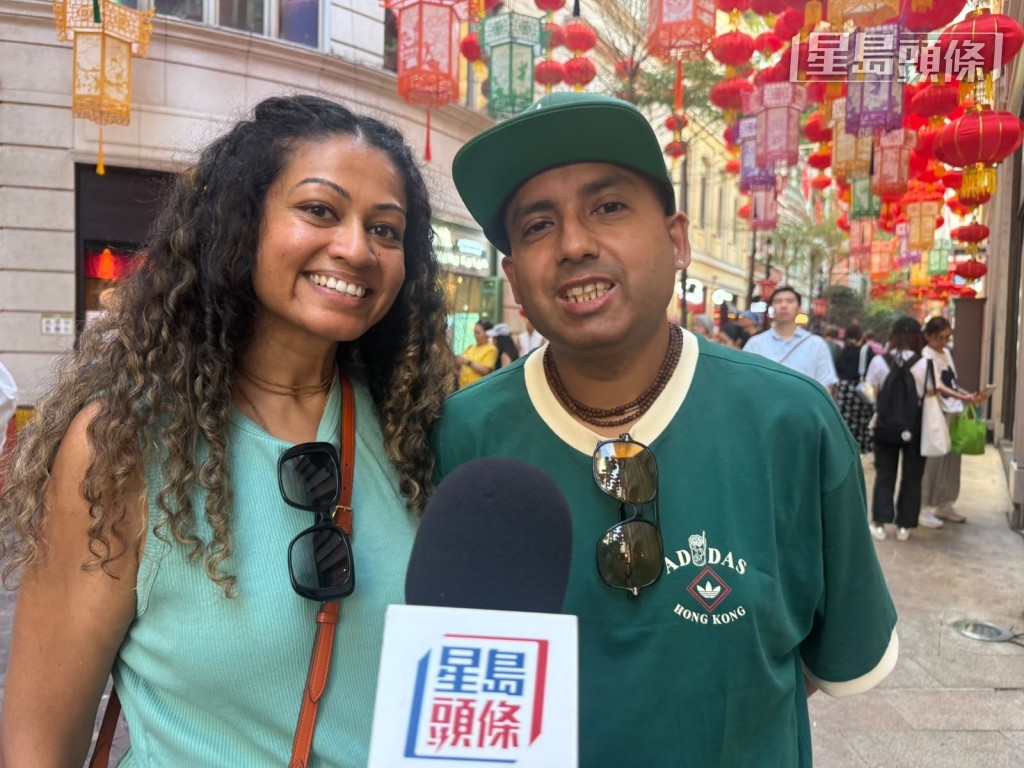 英國旅客Nandi夫婦形容香港的節日氣氛令人讚嘆,街上每個人相當開心。 英國旅客Nandi夫婦形容香港的節日氣氛令人讚嘆,街上每個人相當開心。