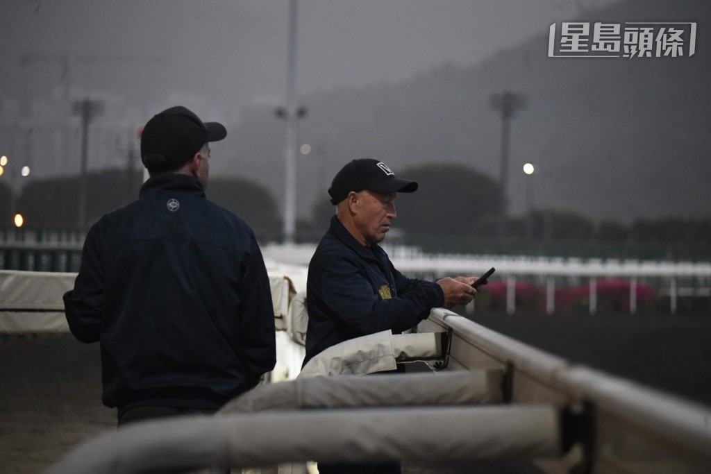 今早黎昭升 (中) 和其爸爸一早亮相沙田晨操。 今早黎昭升 (中) 和其爸爸一早亮相沙田晨操。