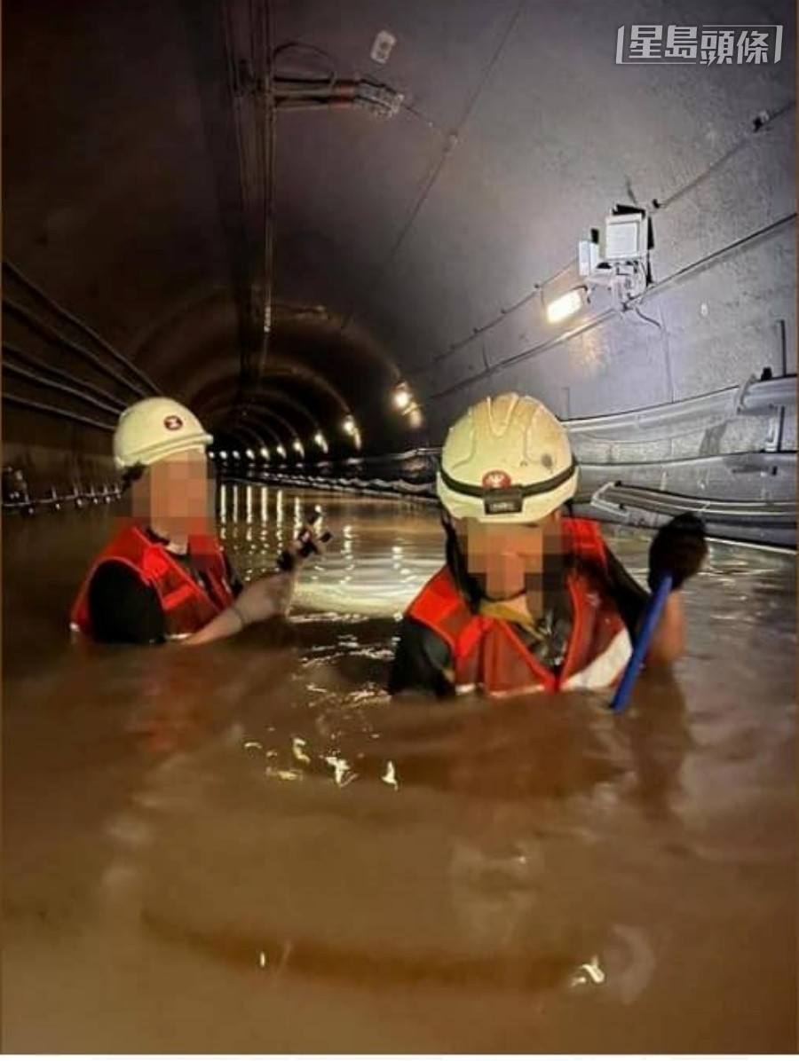 暴雨期間，黃大仙站有員工下隧道清理積水。