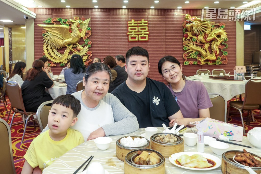 天津遊客繩女士(右)一家四口遊港7日，稱已第二次來港，認為香港新年氣氛很好，消費上沒有預算。
