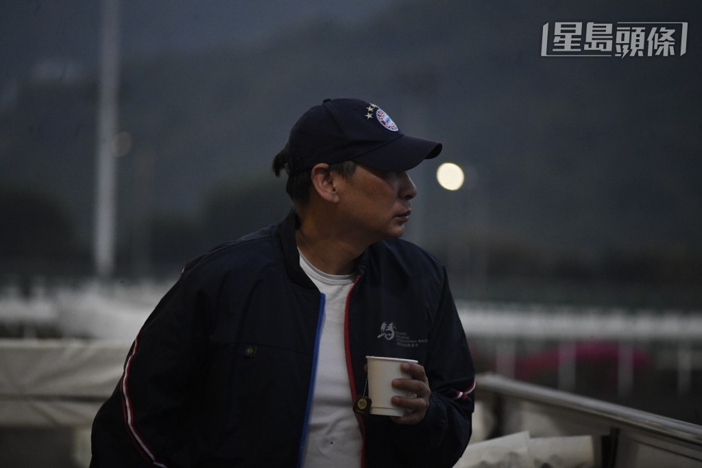 马场MC( Michael Chang) 郑俊伟今早如常天未光已紧守岗位，穿梭于奥运马房、机坪及烽火台之间勤力督操，逐一观看旗下马的操练。
