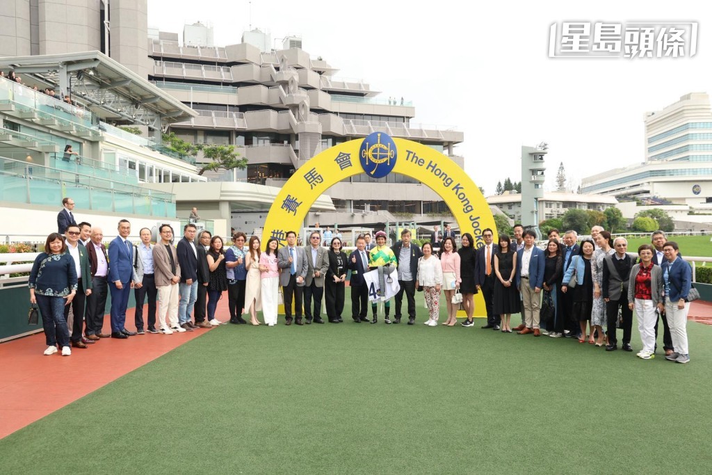 馬主王宗彥和太太邀請「朗日雪峰」馬主石達傑等好友一齊拉頭馬。