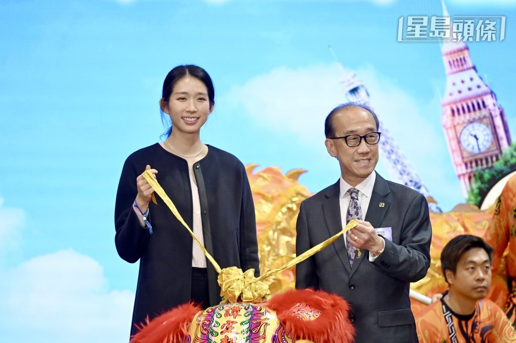 立法會旅遊界議員江旻憓(左)及旅議會主席譚光舜(右)主持儀式。