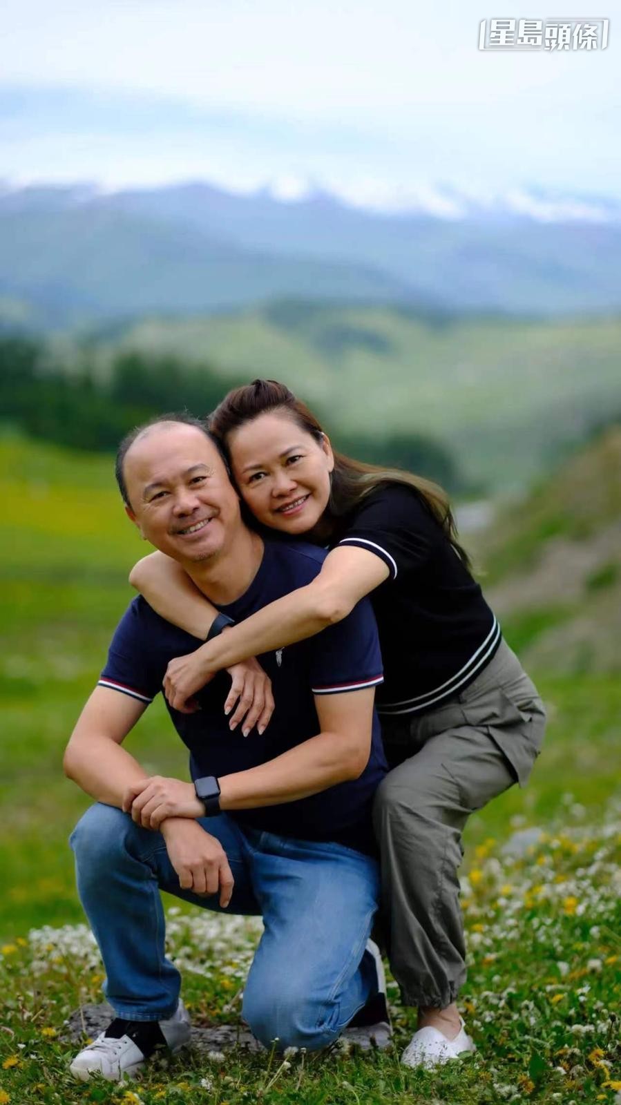 胡氏伉儷遊新疆。