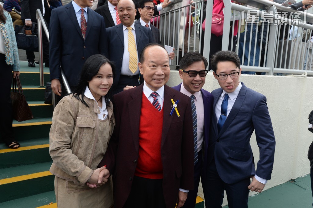 由葉楚航 (右二) 第一年做練馬師，許晉奎 (左二) 已把馬匹交由他訓練，所以葉楚航渴望為對方贏馬建功。