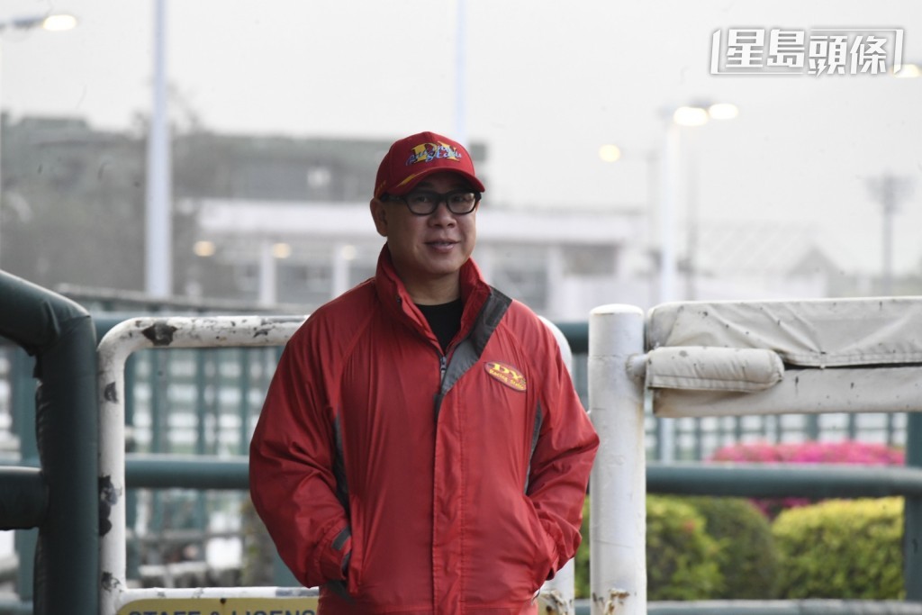 叶楚航 (图) 细心地观看「香港精神」(D241) 操练。 叶楚航 (图) 细心地观看「香港精神」(D241) 操练。