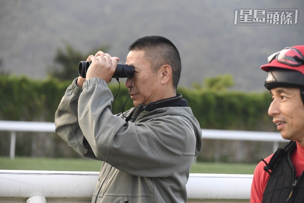 今早沈集成前往沙田马场千八米起步点附近，高举望远镜逐一吼实周三谷草三匹有程马出试千八米草地。