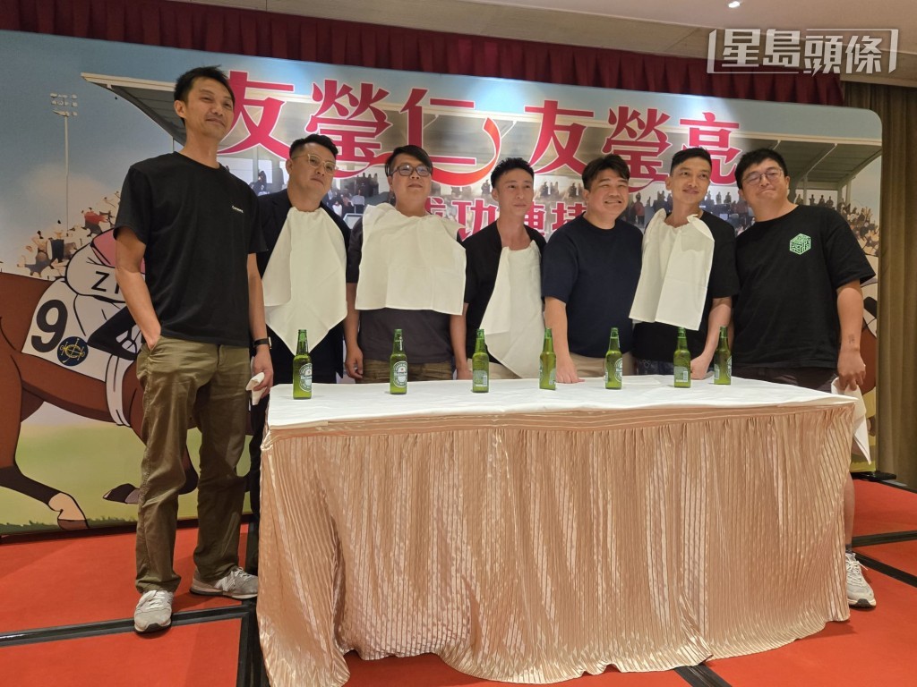 席间更举行啤酒竞饮大赛，伍鹏志 (左二) 参与其中？ 