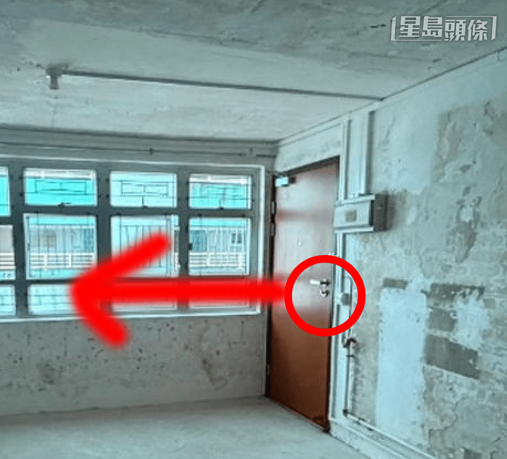 這種設計佔用的室內空間較少，能更便利租戶擺放家具。因此，在外部安裝空間極度局限的情況下，房署當年便採用了現時這種「左右相反」的安裝方式。（房署提供相片）