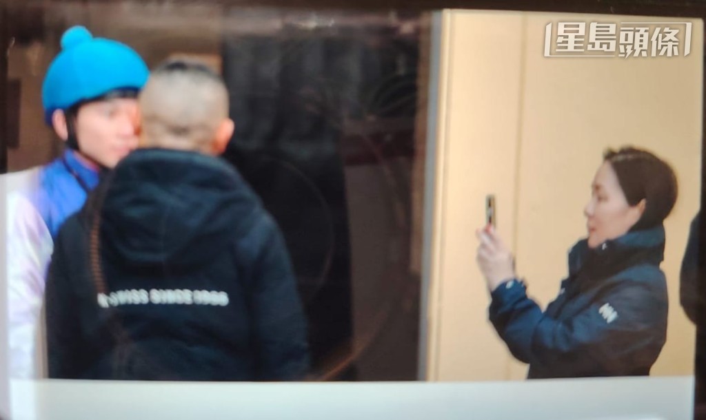 沈集成太太(右)到場拍攝有關騎師講解馬匹試閘表現的短片,非常幫得手。 沈集成太太(右)到場拍攝有關騎師講解馬匹試閘表現的短片,非常幫得手。