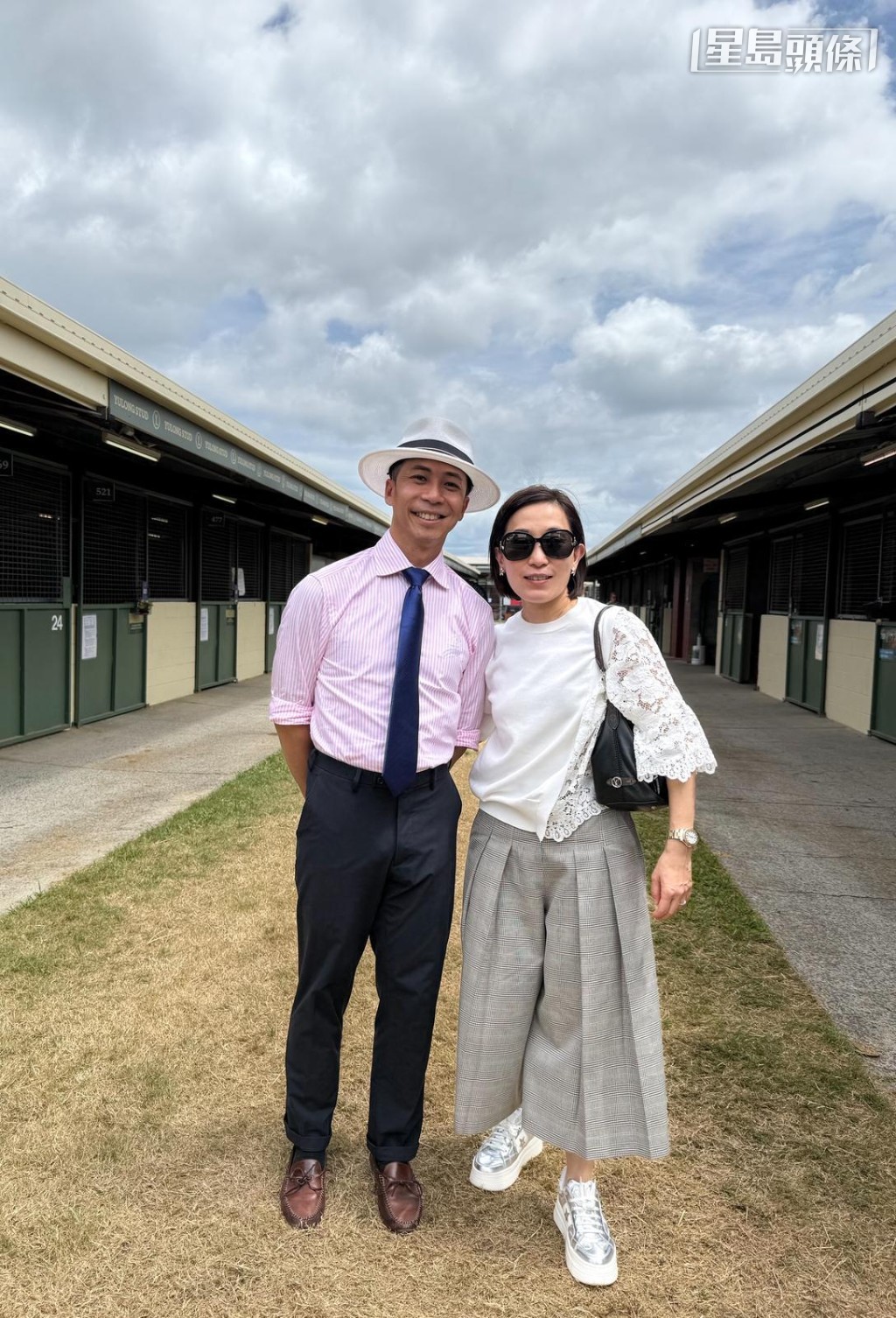 鄧詠琪 (右) 的好朋友前本地騎師楊啟棠（現名楊宗澤）Thomas Yeung (左)，是香港馬會培育的人材。