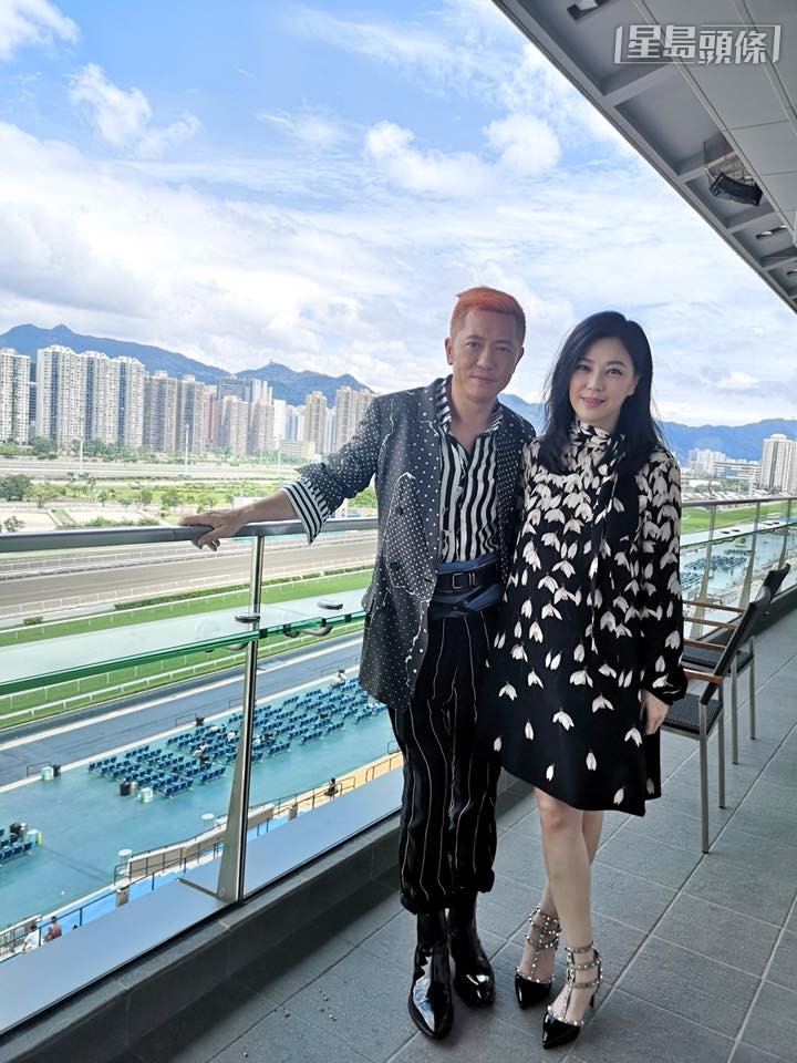 苏志威 (左) 和其家人都十分爱锡该驹，并安排马儿在国内颐养天年，苏氏一家人都有探望马儿。