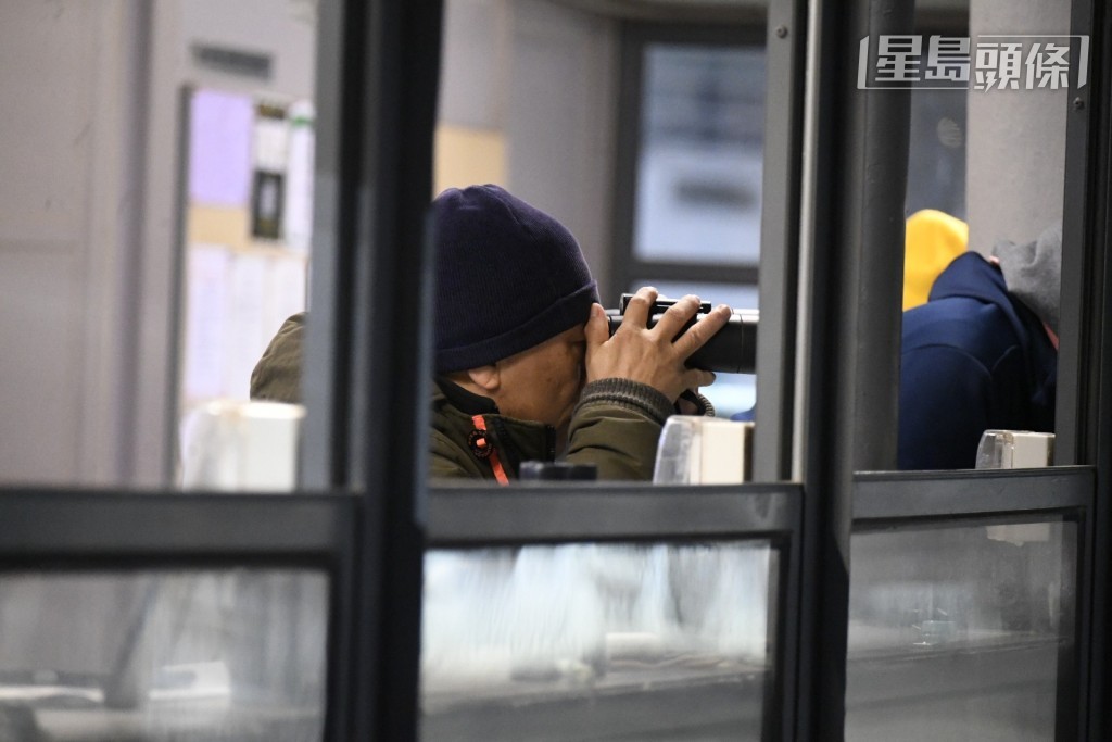 「遨遊氣泡」昨早積極備戰，在沙田馬場進行操練，姚本輝全程高舉望遠鏡吼實，十分緊張。
