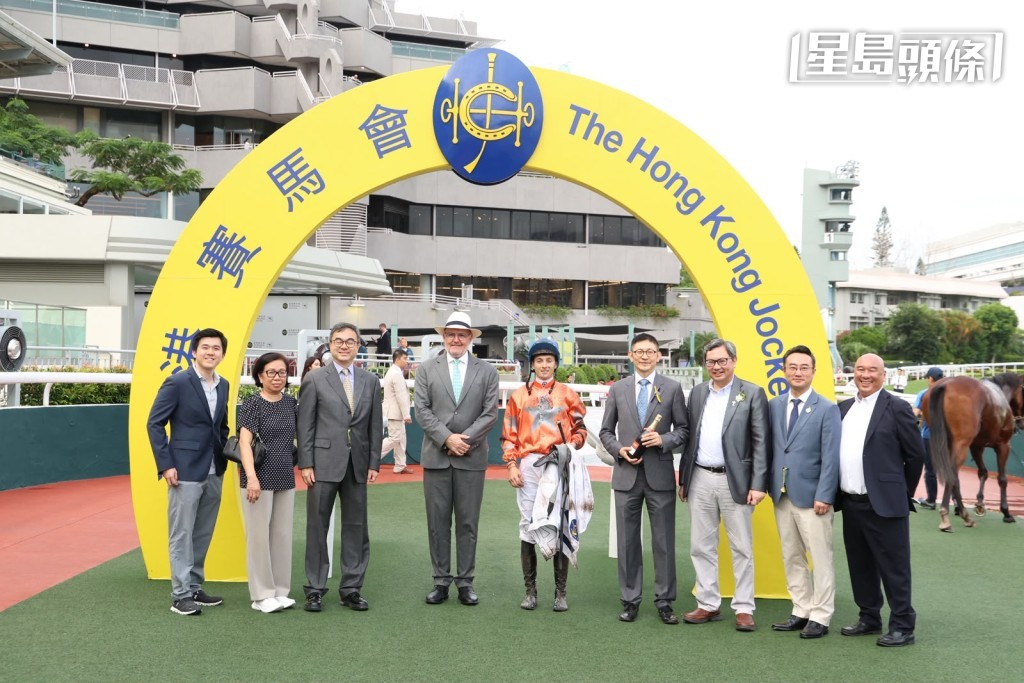 刚周日沙田赛事，班德礼 (中) 凭希斯 (左四) 旗下的「飞跃星伴」赢马，周三晚这对骑练将合作两驹。