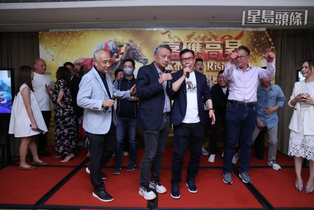 全晚高潮是梁錫光 (右)、程志輝 (中) 及馬會高層鄭奇龍 (左) 帶領一眾好友在台上高唱譚詠麟名曲《朋友》,炒熱氣氛。 全晚高潮是梁錫光 (右)、程志輝 (中) 及馬會高層鄭奇龍 (左) 帶領一眾好友在台上高唱譚詠麟名曲《朋友》,炒熱氣氛。