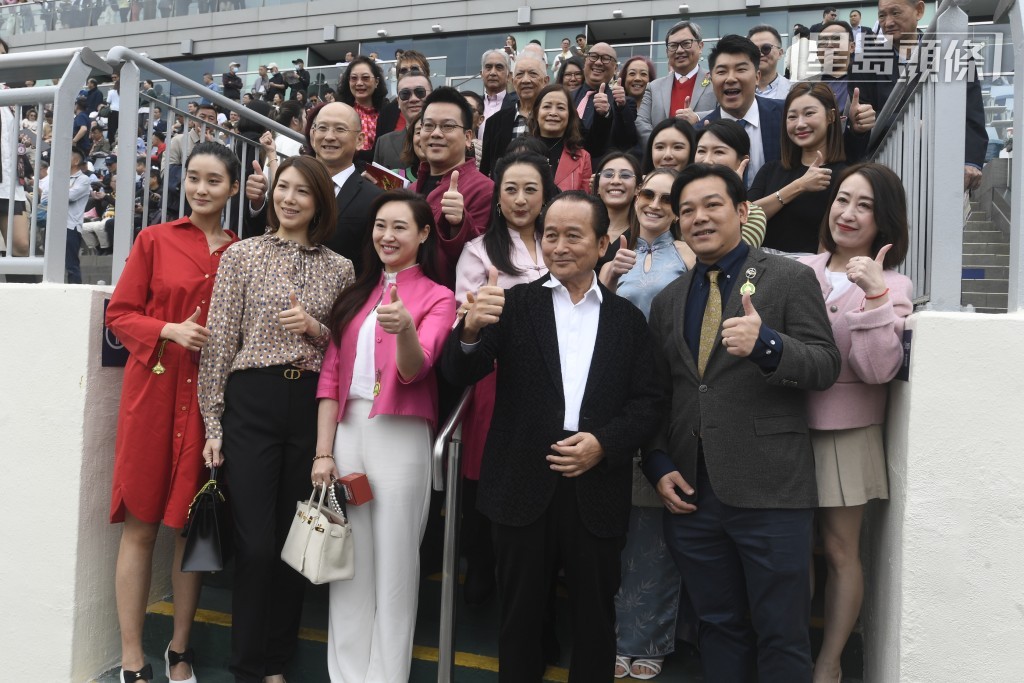 每逢曾炳威家族有马出赛，曾家不少成员都会入马场，一家人在赛马日聚首一堂，视赛马为家庭聚会。