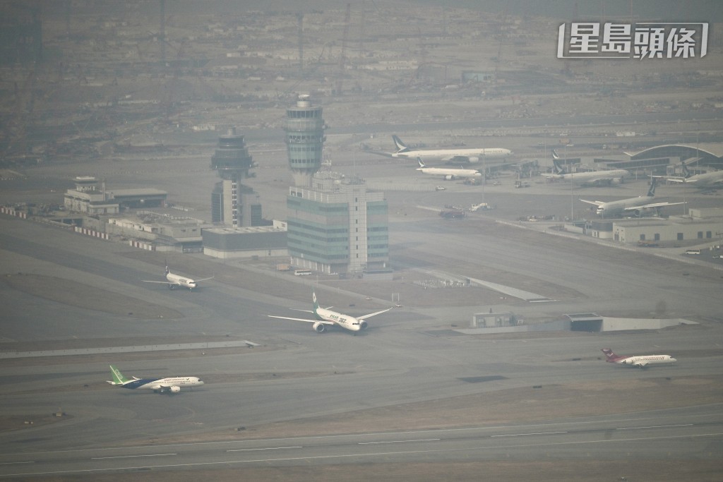 國產機C919與ARJ21訪港。陳極彰攝 國產機C919與ARJ21訪港。陳極彰攝