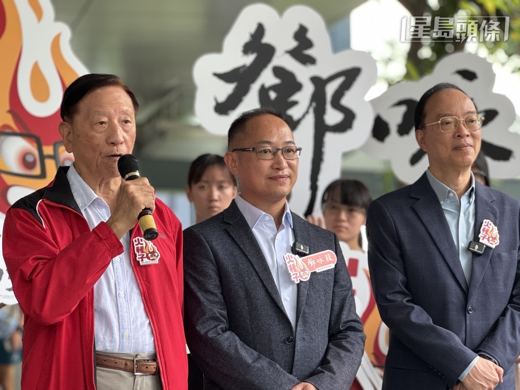 香港浸會大學榮休校長、曾任立法會議員的吳清輝亦到場支持鄧咏駿。 香港浸會大學榮休校長、曾任立法會議員的吳清輝亦到場支持鄧咏駿。