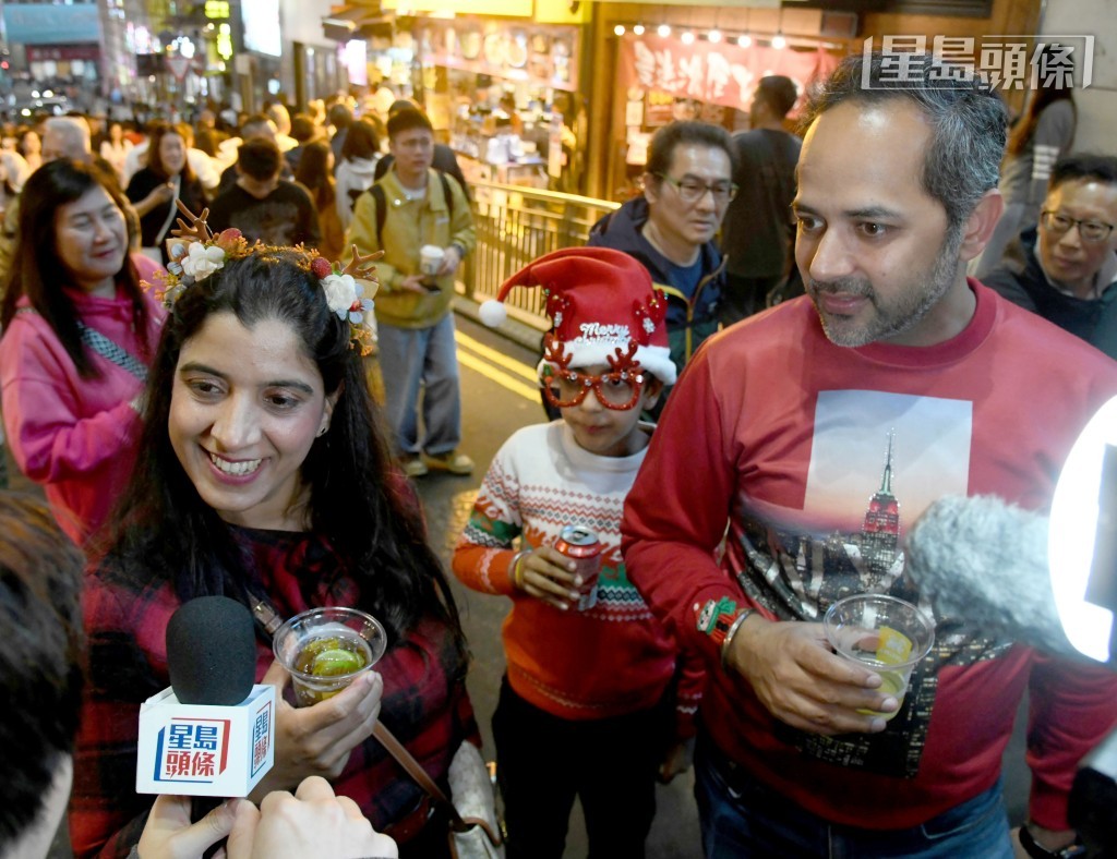 印度裔港人Uss表示，剛和家人到中環參加「香港繽紛冬日巡禮」後到蘭桂坊，認為現場氣氛熱鬧。