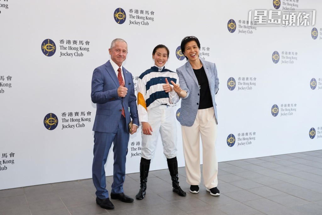 马会赛马人才培训主管暨见习骑师学校校长陈念慈（右）与马会赛马人才培训中心首席骑术教练高雅志（左）赞扬见习骑师黄宝妮勤奋好学。