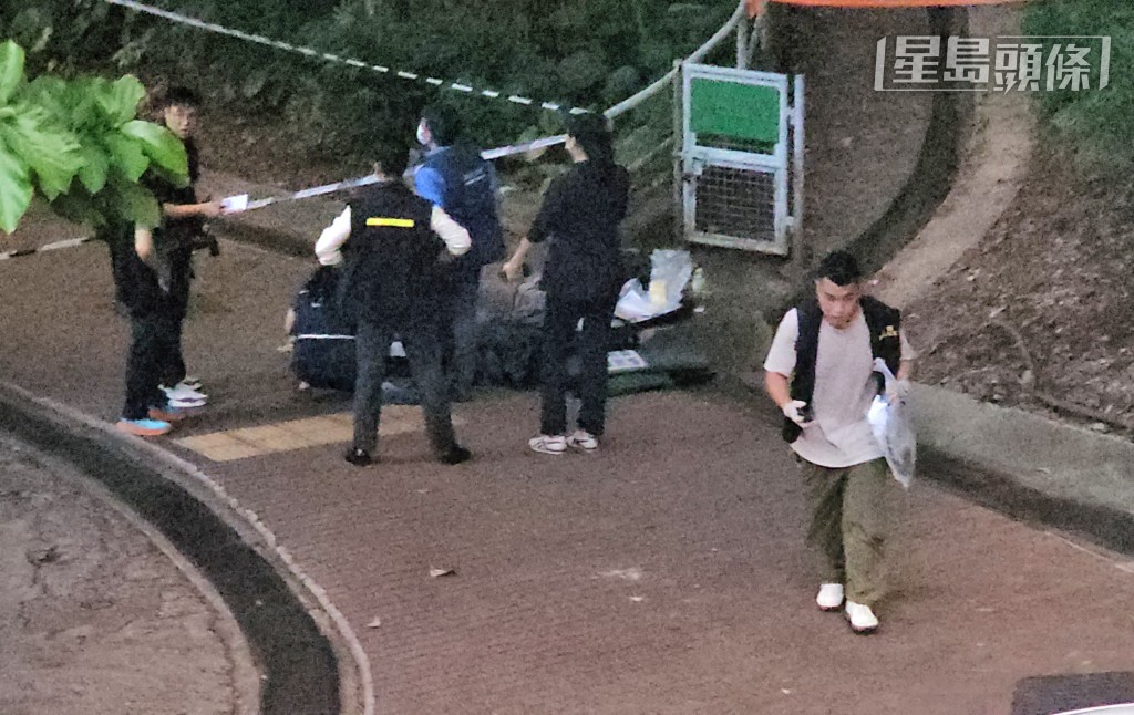 探员在现场取走证物返署继续调查。