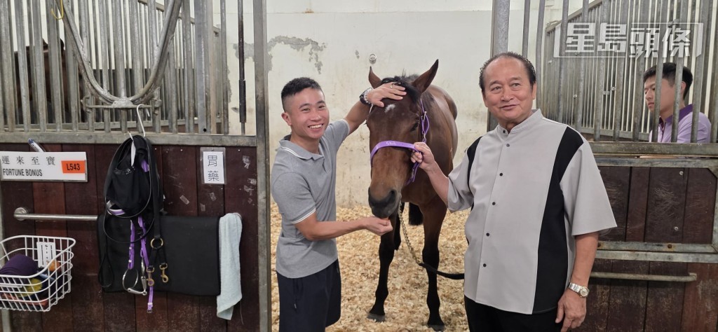 資深馬主曾炳威 (右) 是「威力」系的馬主,他和家人曾氏家族則養有「運來」、「欣賞」、「勤德」系多駒。 資深馬主曾炳威 (右) 是「威力」系的馬主,他和家人曾氏家族則養有「運來」、「欣賞」、「勤德」系多駒。