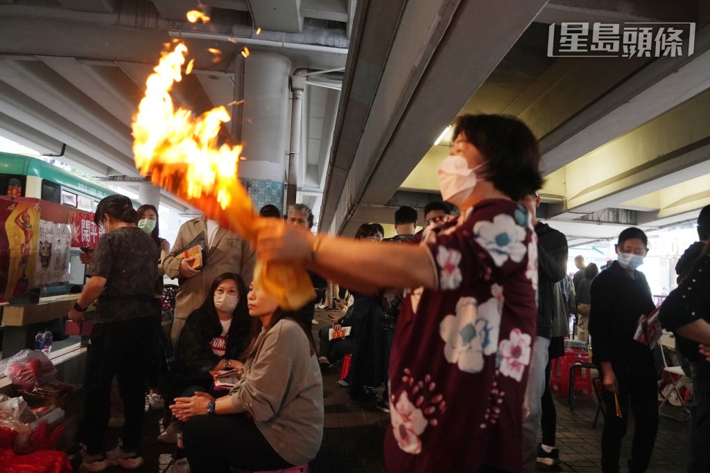 有市民到鵝頸橋打小人。吳艷玲攝