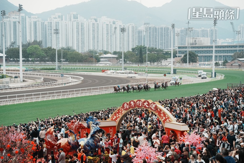 今季沙田與跑馬地馬場的旅客人數創新高,達到401,259人,較上季增長一倍。 今季沙田與跑馬地馬場的旅客人數創新高,達到401,259人,較上季增長一倍。