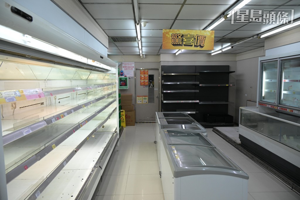 店内绝大部分货架已空,只剩少许饮品、调味料及冻肉。苏正谦摄 店内绝大部分货架已空,只剩少许饮品、调味料及冻肉。苏正谦摄