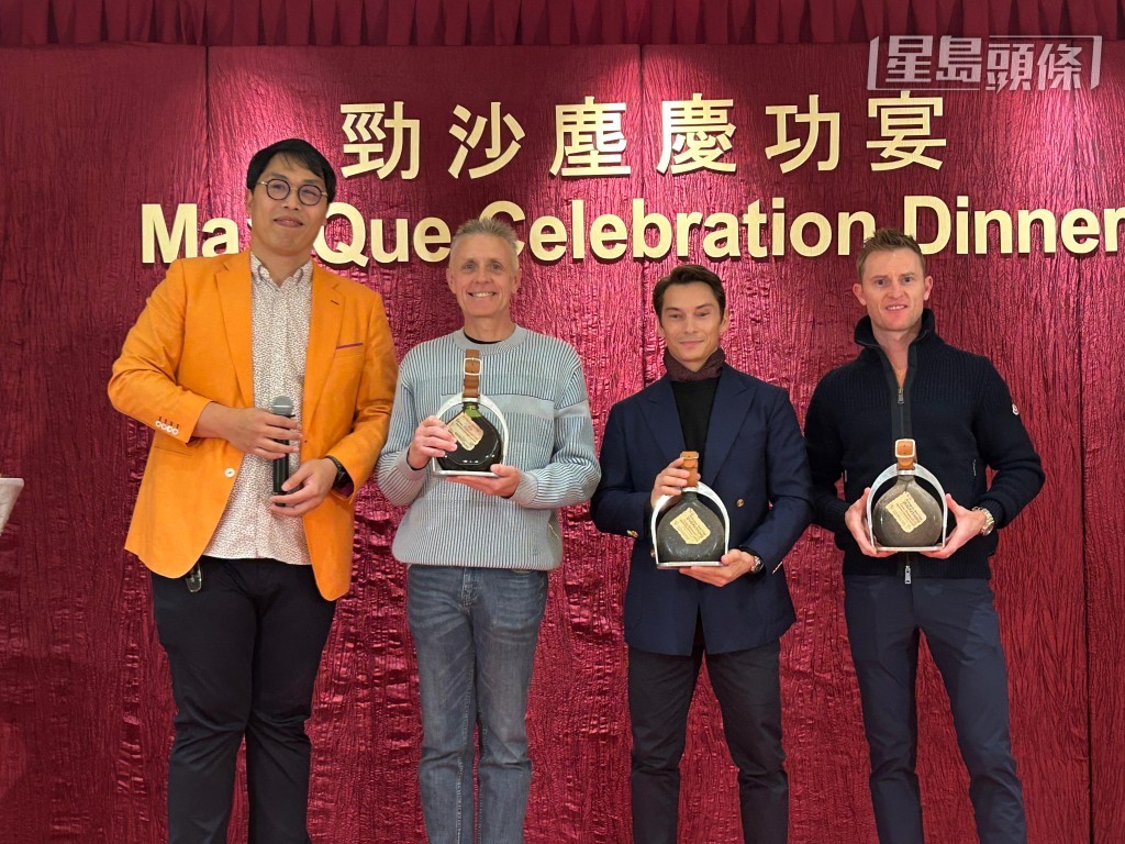 「勁沙塵」馬主為騎練三人送上美酒,以答謝一眾功臣的努力。 「勁沙塵」馬主為騎練三人送上美酒,以答謝一眾功臣的努力。