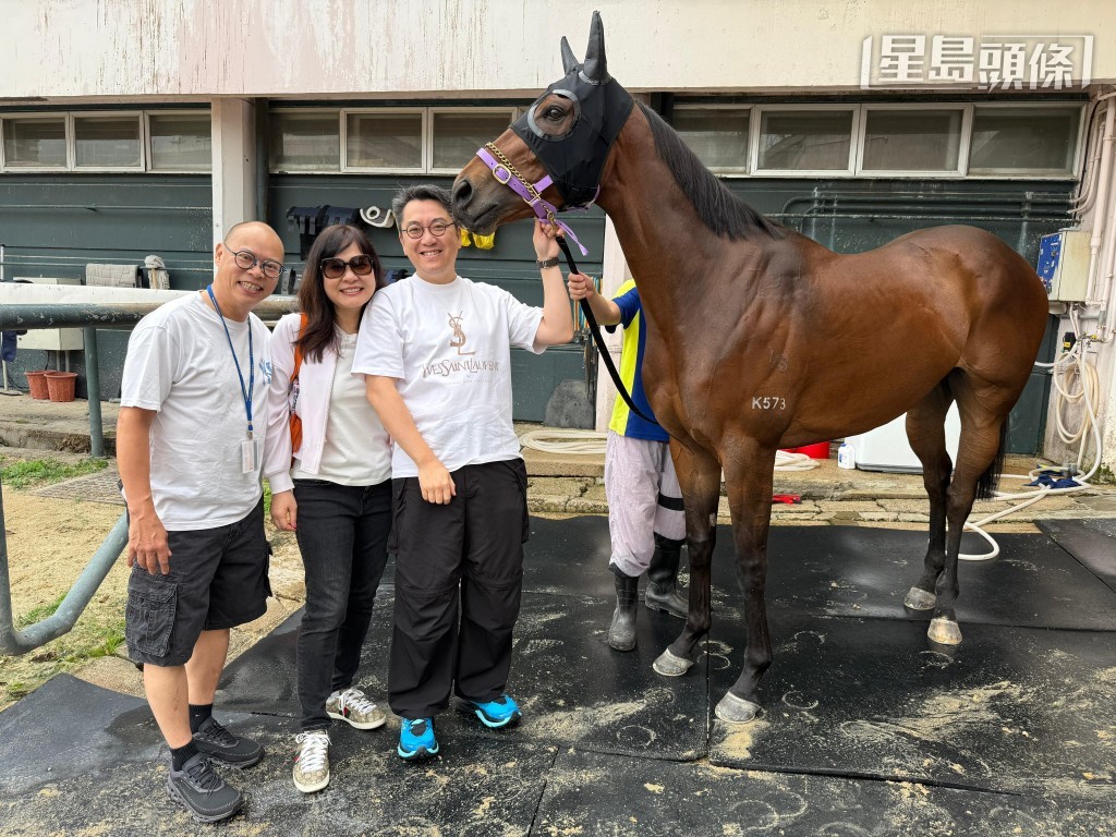 何志豪日前和太太前往苏伟贤马房探望「笑盈喜」，练者细心向两位马主汇报马儿的近况。相片来源：马主何志豪提供