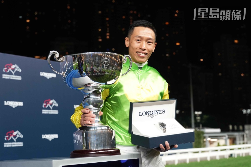 何澤堯慶祝首度揚威浪琴國際騎師錦標賽。 何澤堯慶祝首度揚威浪琴國際騎師錦標賽。