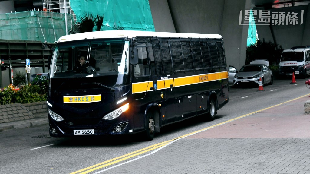 囚車送李卓人等到庭應審。何健勇攝 囚車送李卓人等到庭應審。何健勇攝